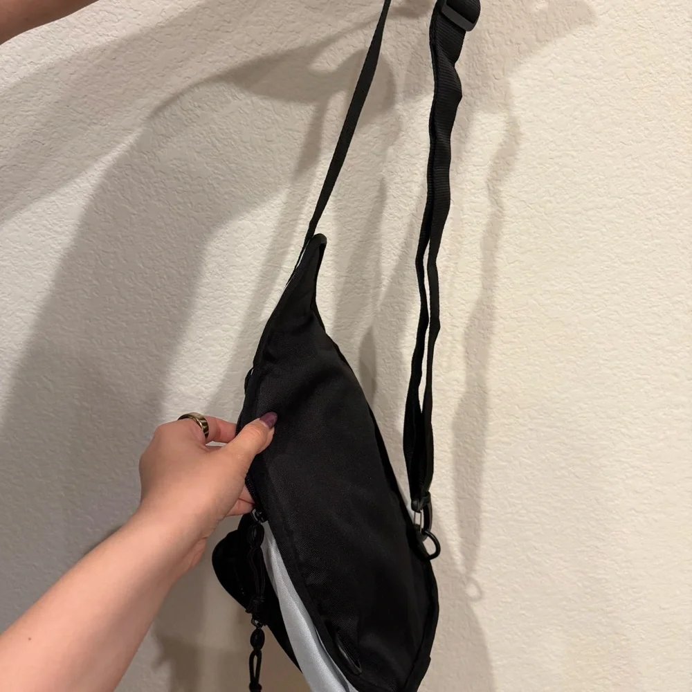NWT VANS BLACK AND GREY BELT BAG - Picture 4 of 4